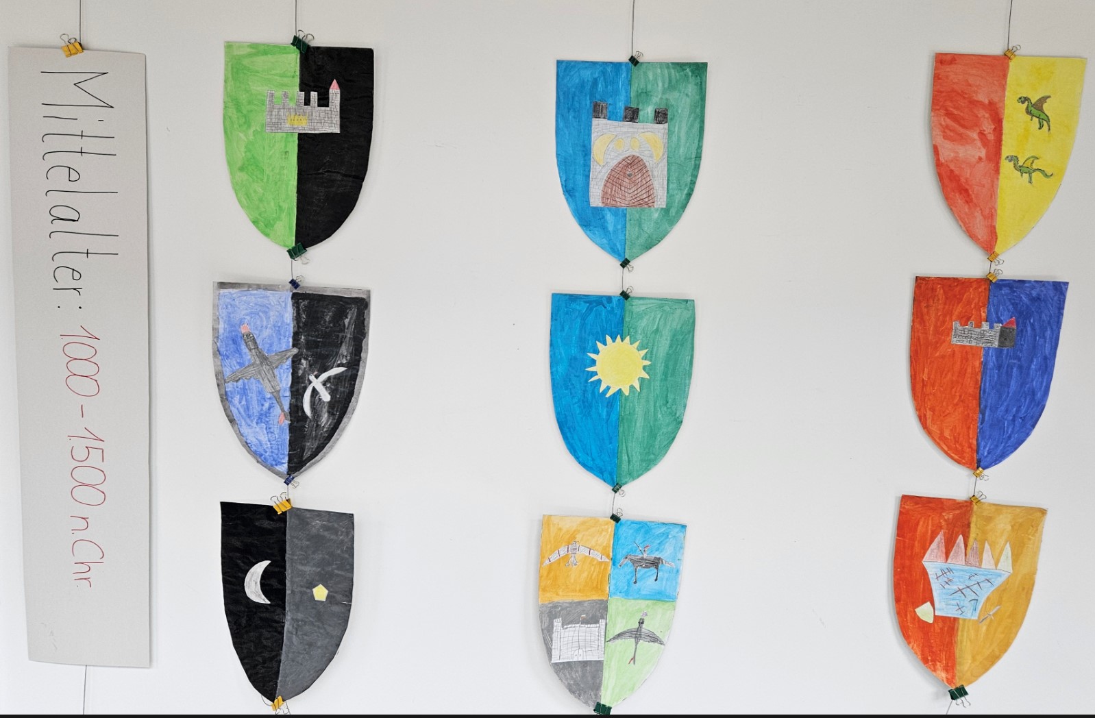 mehrere gemalte mittelalterliche Wappen
