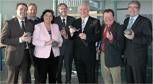 Eggenfeldens Bürgermeister Werner Schießl, sein Trifterner Kollege Walter Czech, Landrätin Bruni Mayer, Finanzamtsleiter Dr. Michael Glükher, Landrat Heinrich Trapp, Kreisarchäologe Dr. Ludwig Greiner und Reinhard Heger, Vizepräsident des Landesamtes für Steuern halten Ausstellungsgegenstände in den Händen