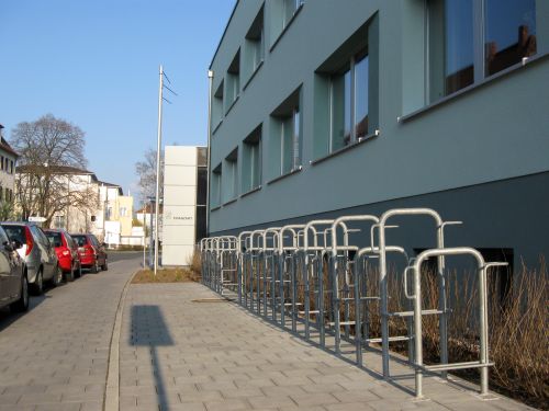Fahrradstellplätze vor dem Dienstgebäude