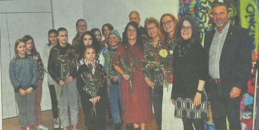 Eröffnung der Ausstellung im Finanzamt: Kulturreferent Dieter Kreisle, Eva Ehrensberger sowie Künstlerin und Kunstpädagogin Silvia Gürtner mit vielen mitwirkenden Künstlern.