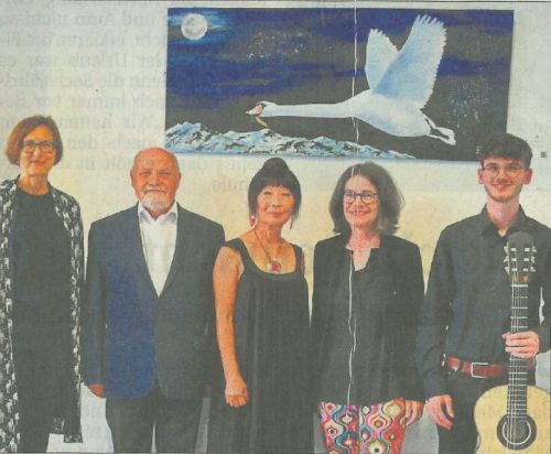 Bei der Vernissage: Organisatorin Claudia Huber (von links), Laudator Beat Bühler, Malerin Chun Wha Krauthäuser, Amtsleiterin Eva Ehrensberger und Gitarrist Julian Vottner