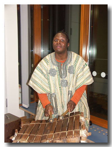 Okolo Ifeanyi sorgt auf seinem "afrikanischem Klavier" für Stimmung