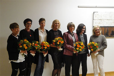 Amtleiterin Eva Ehrensberger (2. v.rechts) im Kreis der ausstellenden Künstlerinnen