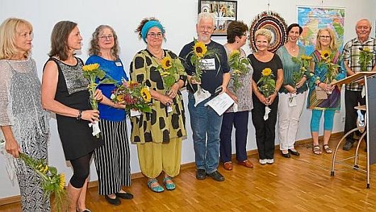 Die Mitwirkenden des Kunstkreises an der neuen Ausstellung im Finanzamt: Ingwelde Reinhold, Dorothee Bornemann, Ulrike Blechschmidt, Doris Bark, Uwe Albert, Sonja Frimmer, Rosemarie Klimt, Julia Lichtenstern, Cornelia Paulsen-Knop und Uwe Quade erhielten Blumen als kleine Aufmerksamkeit.